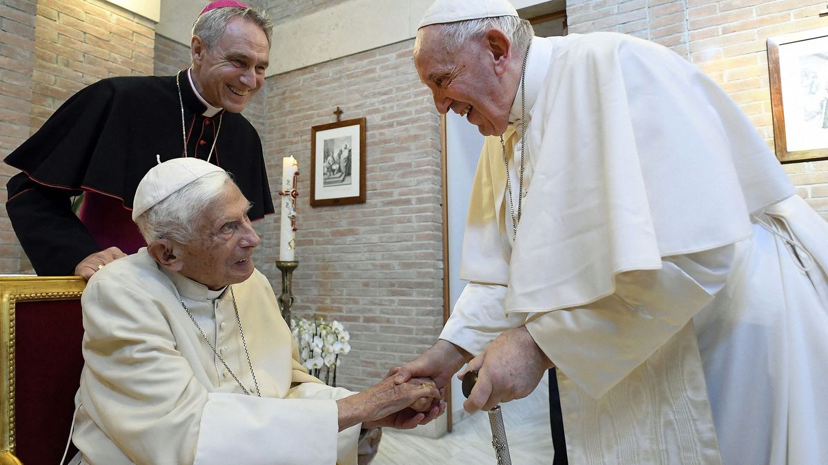 Napětí v Římě. Pobočník zesnulého emeritního papeže si vyšlápl na Františka